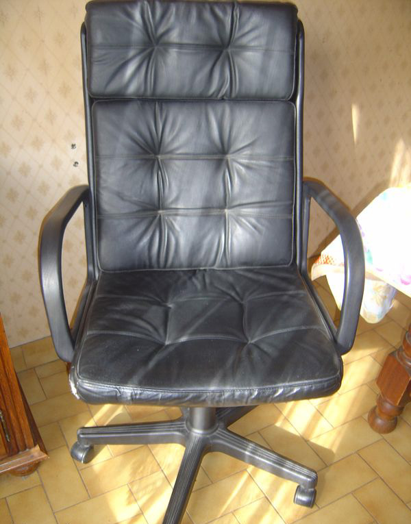 Chaise de bureau pivotante en cuir noir 30 Villegouin (36)