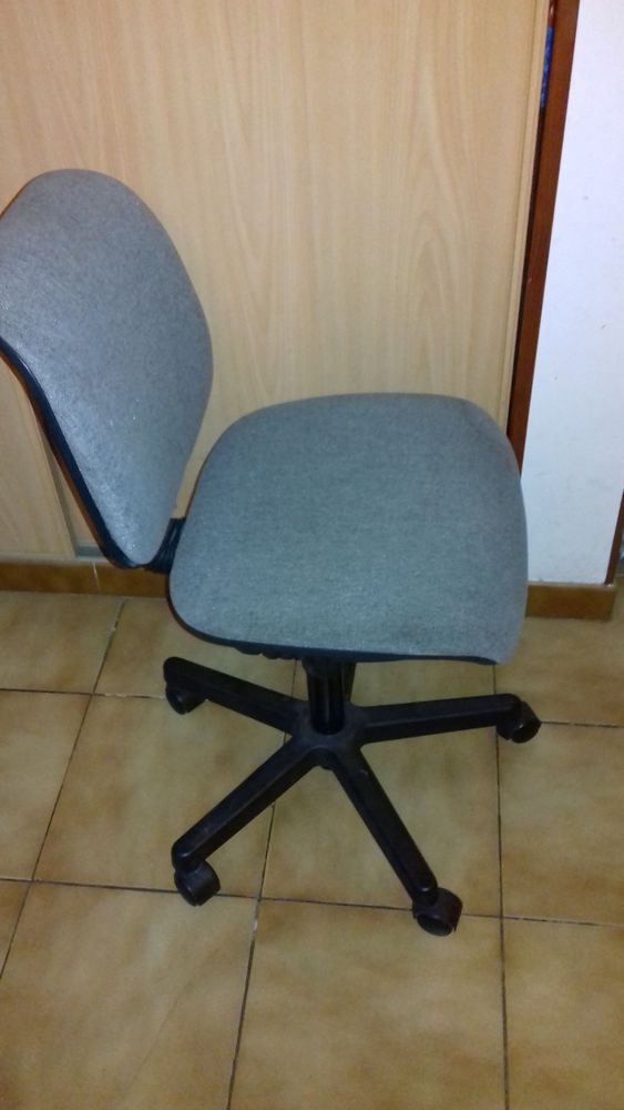 Chaise de bureau r�glable par v�rin hydraulique 
30 Sept�mes-les-Vallons (13)