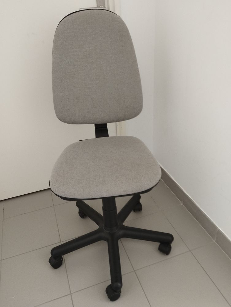 Chaise de bureau � roulettes pivotante.
10 Bandol (83)