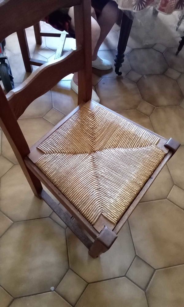 chaise en ch�ne lourdes et en tr�s bon �tat 150 Saint-Laurent-de-la-Salanque (66)