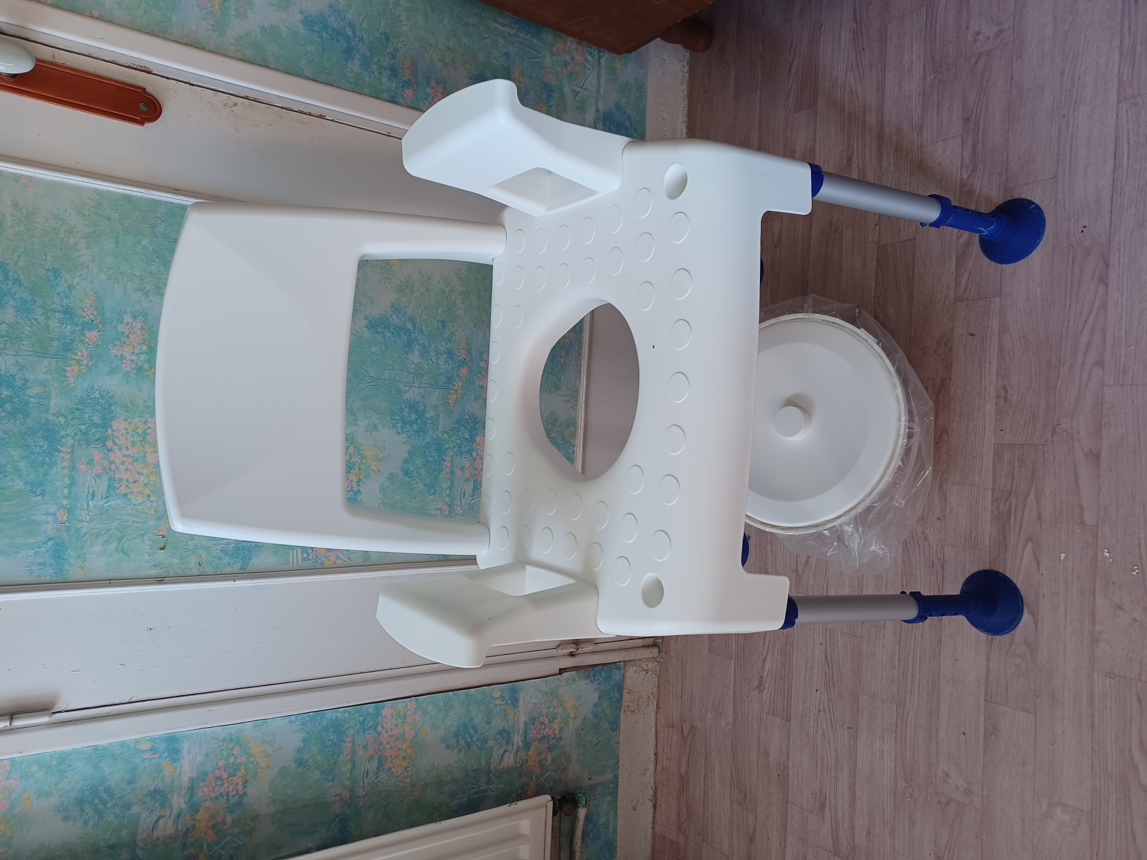 CHAISE DE DOUCHE 30 Coucy-le-Ch�teau-Auffrique (02)