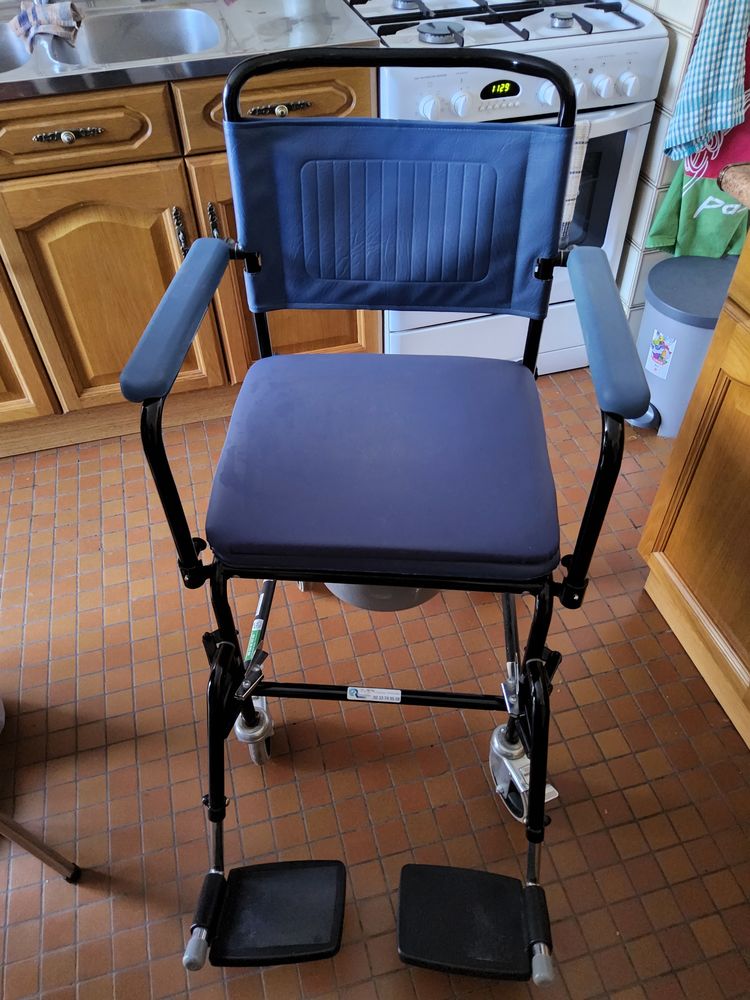 Chaise garde robe 75 Notre-Dame-de-Cenilly (50)