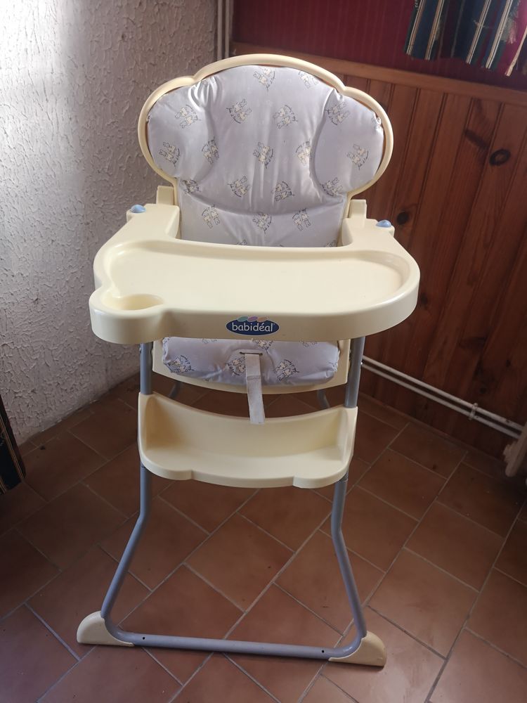 Chaise haute b�b� 
15 Bourbon-Lancy (71)