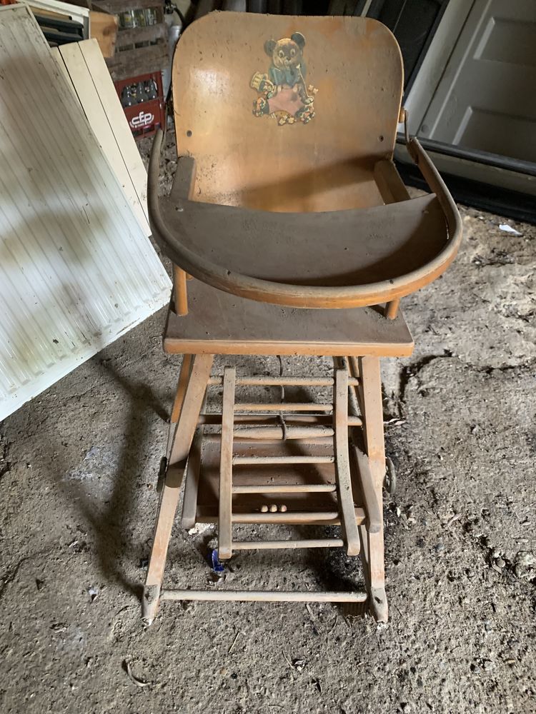 Chaise haute bebe 2 en 1 en bois en bon �tat � 50 euros 50 Montr�al (32)