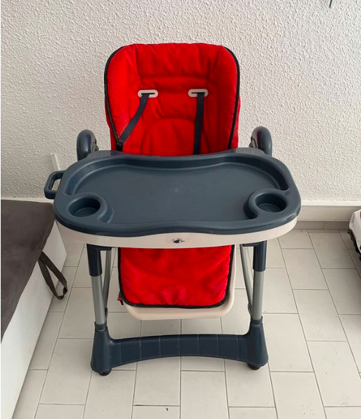 Chaise haute en tr�s bon �tat. 25 Cannes La Bocca (06)