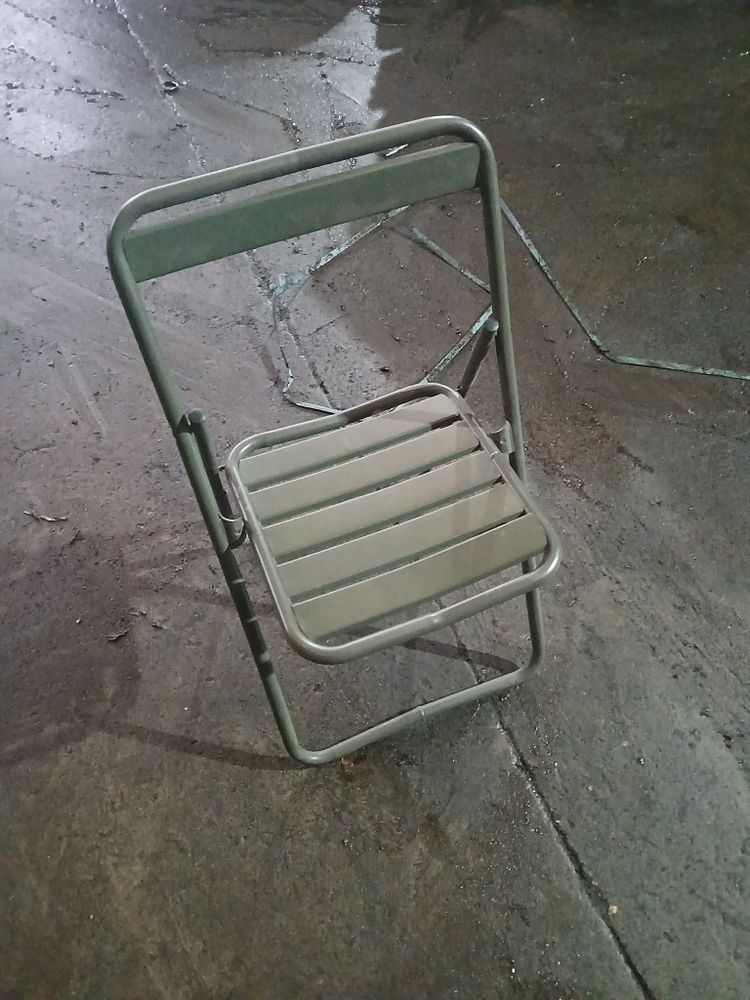 Chaise m�tallique de l arm�e Fran�aise 10 Aigues-Mortes (30)