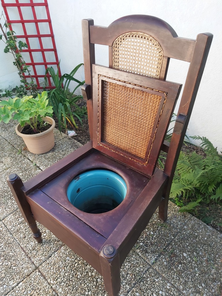 Chaise perc�e ancienne en bois avec d�tails cannage 80 Saintes (17)