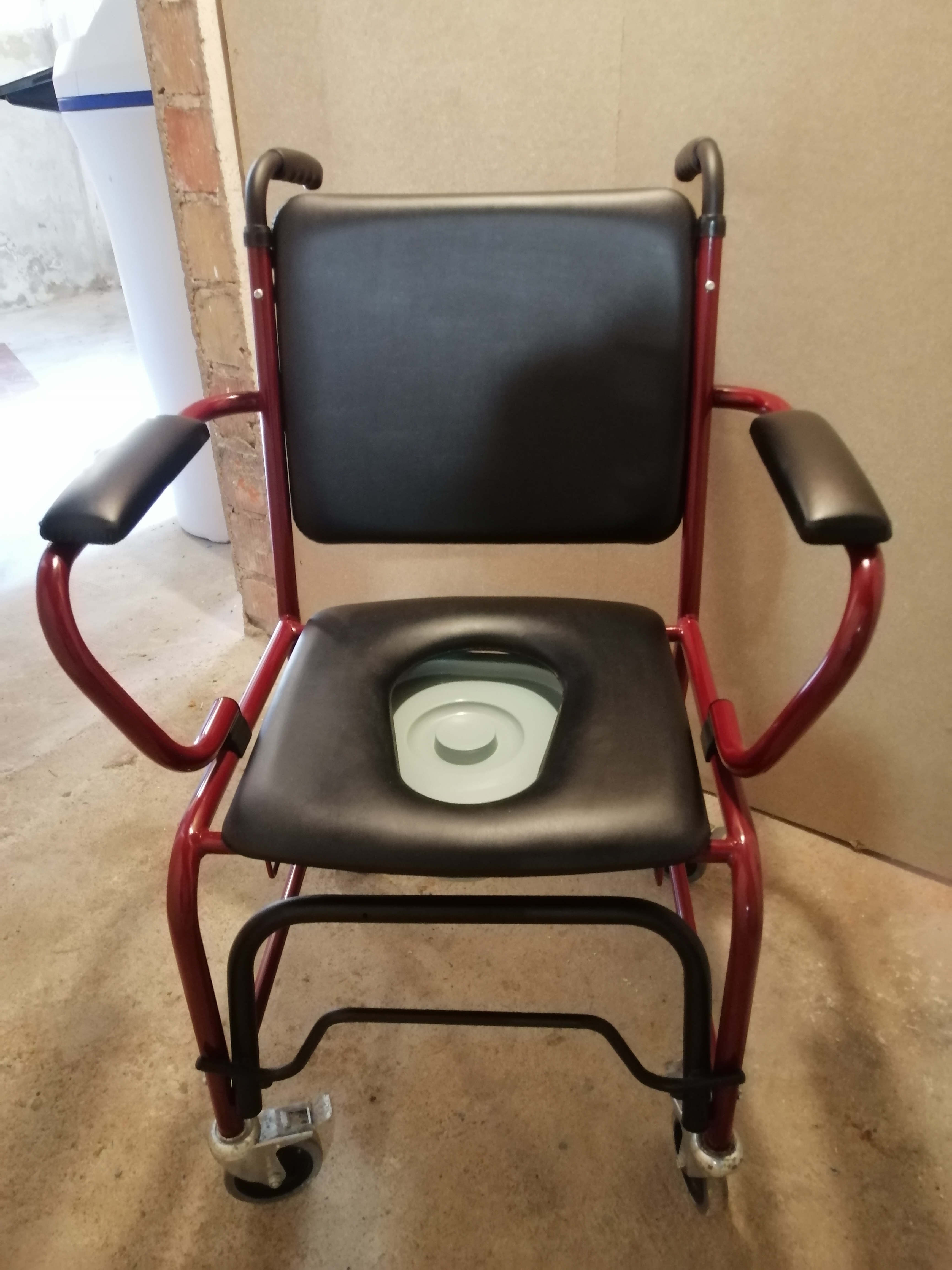 Chaise perc�e � roulettes 80 Strasbourg (67)