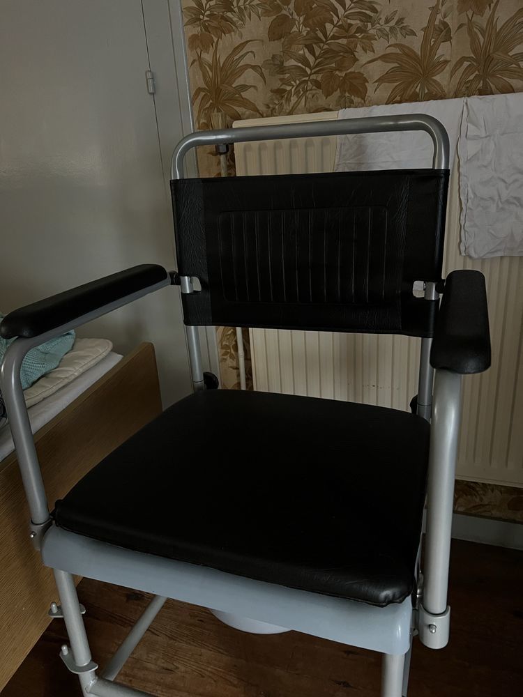 Chaise perc�e �  roulettes 55 Saint-Aigulin (17)