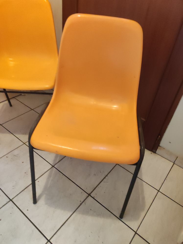 3 chaise en plastique avec pied en ferraille orange vintage 10 B�thune (62)
