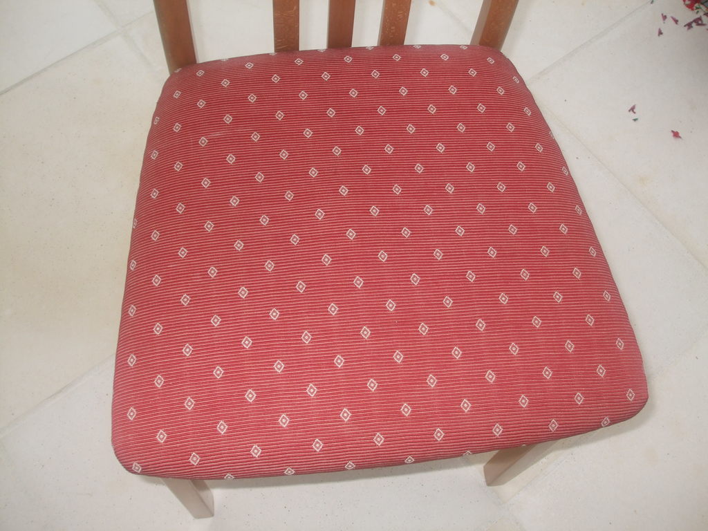 Chaise rembourr�e rouge � motifs 30 Le Vivier-sur-Mer (35)