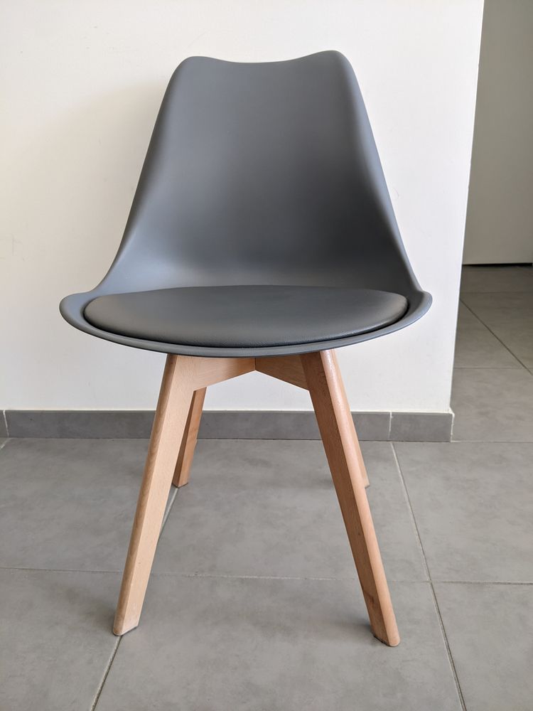 1 chaise scandinave �tat neuf. 60 Luynes (13)