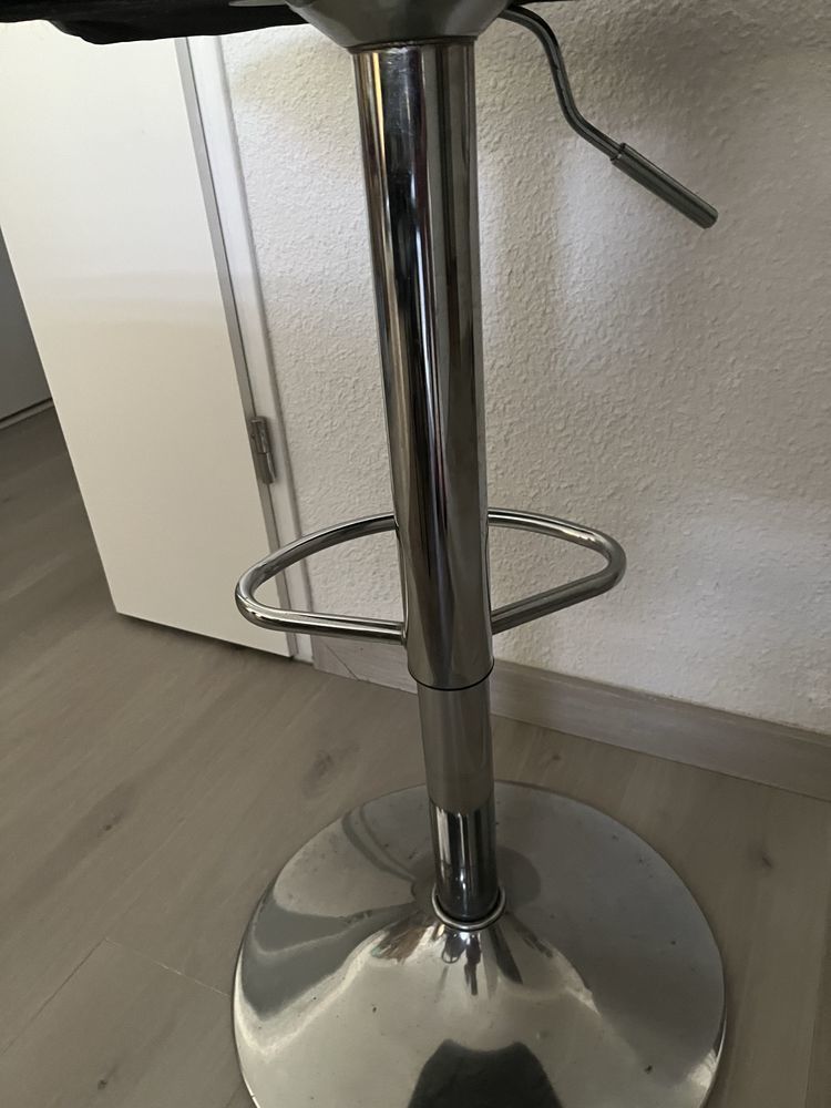 1 chaise de bar similicuir noire 15 Caussade (82)