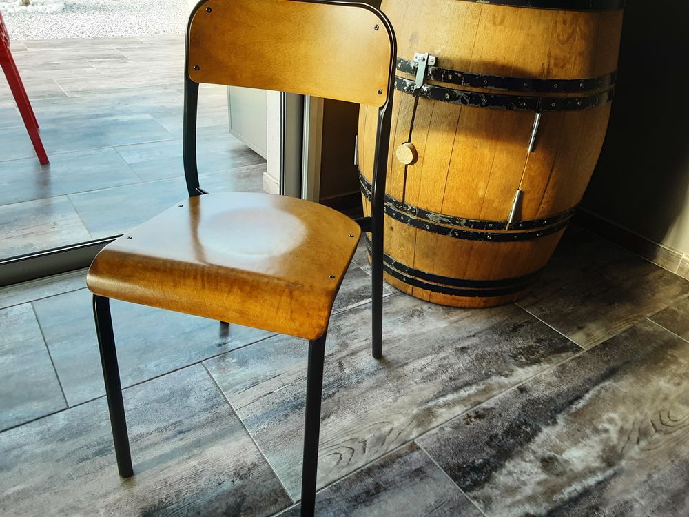 1 chaise style �coliers comme neuve 
40 Saverdun (09)