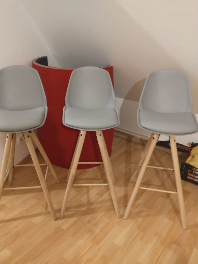 chaise de bar. 150 Cormeilles-en-Vexin (95)