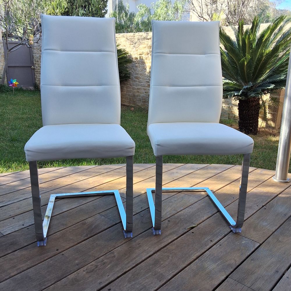 2 chaises Acier et Simili blanches. 40 Solli�s-Pont (83)