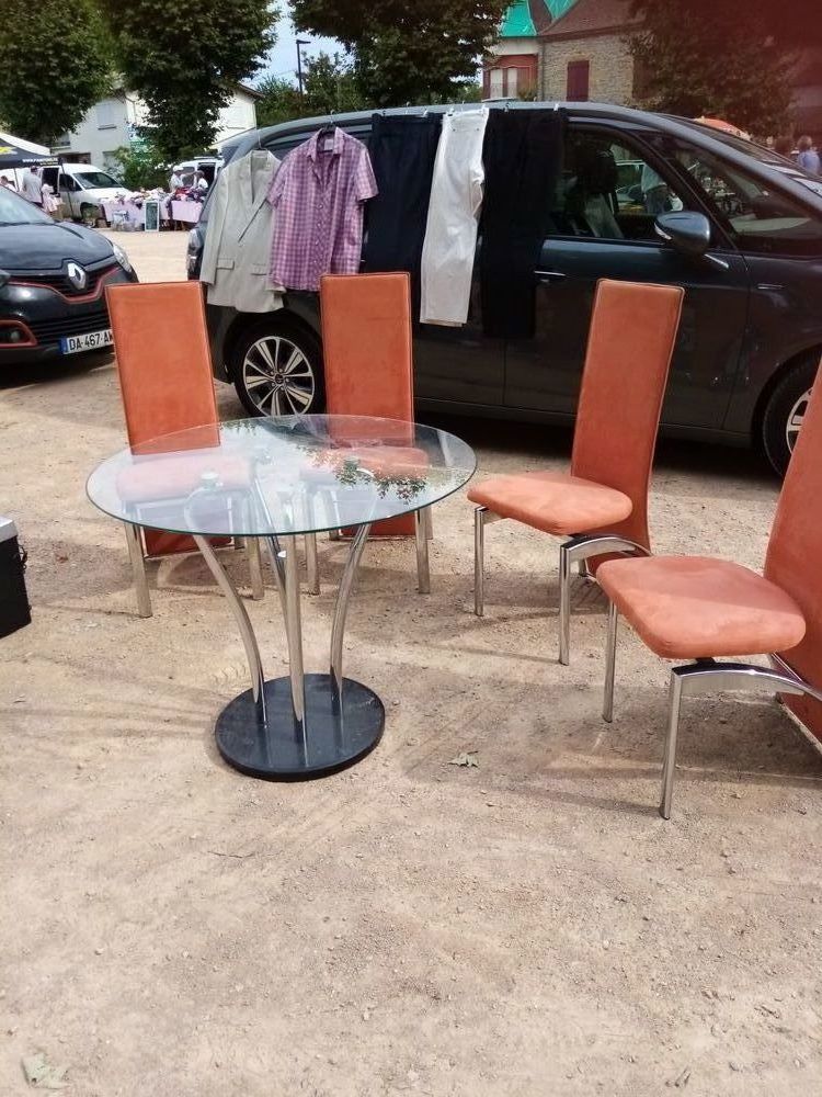 Je 4 chaises en alcantara et ossature m�talique, 100 Gueugnon (71)