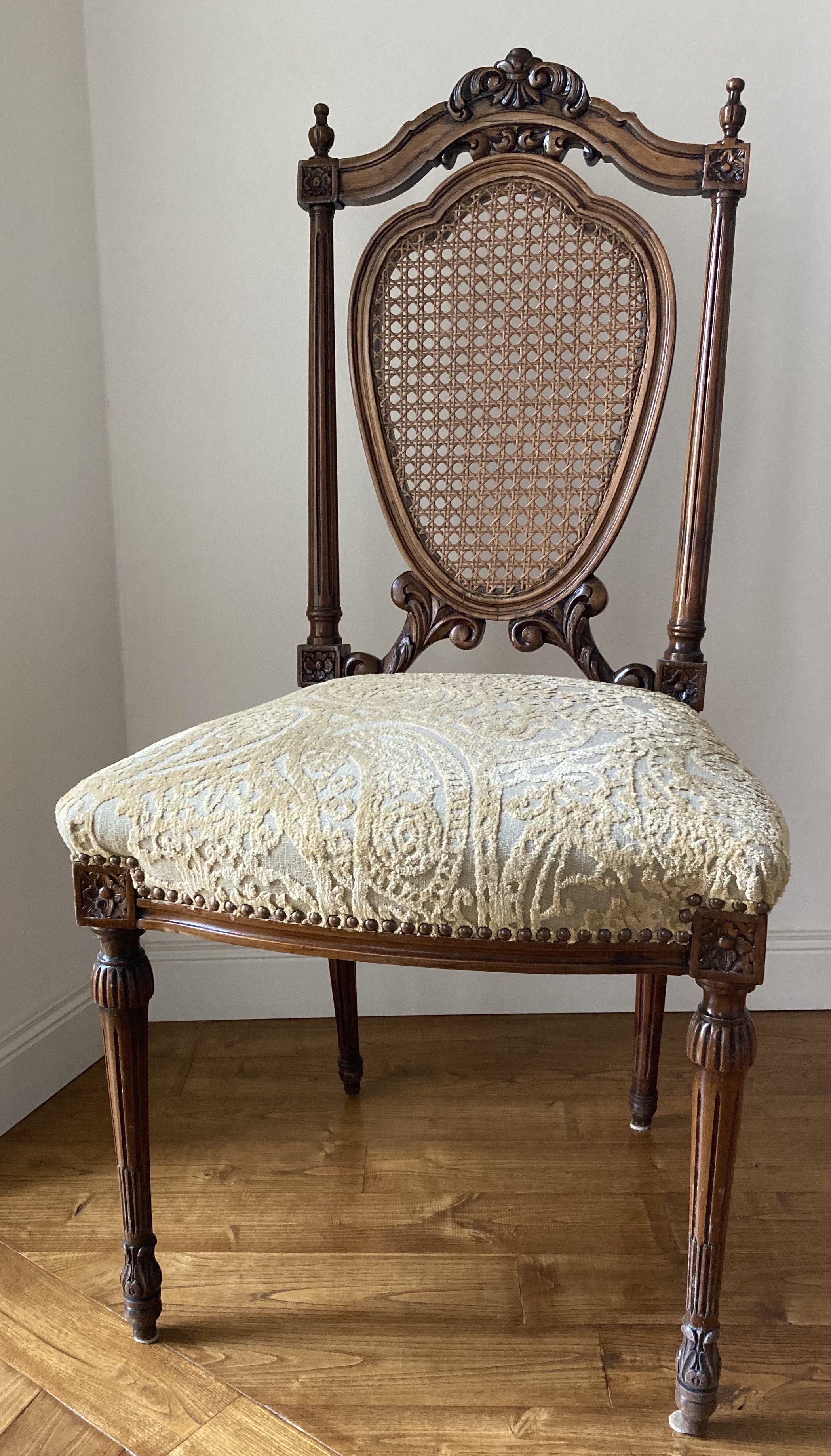 lot de 4 chaises anciennes en bois massif excellent �tat 110 Moussac (30)