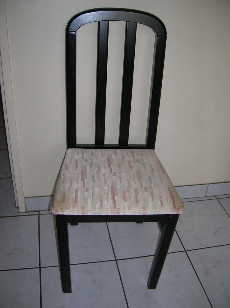 4 chaises anciennes bois noir, dessus tissus 10 Reims (51)