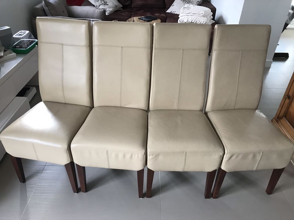 Chaises beiges en cuir 150 Donville-les-Bains (50)