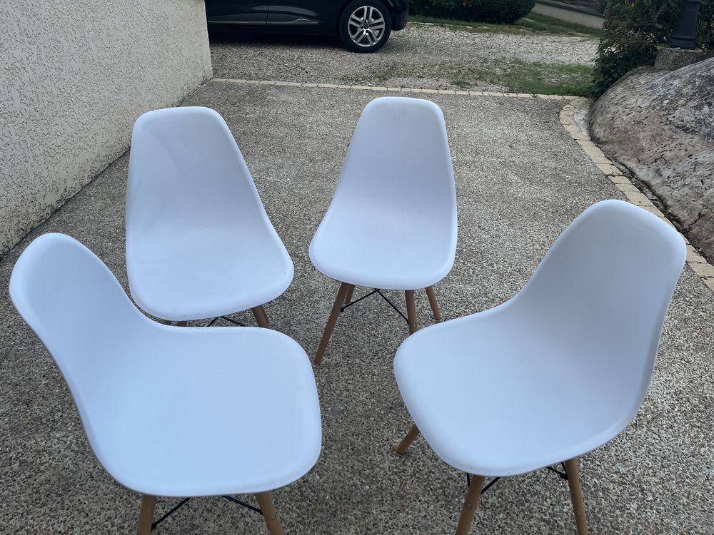 4 chaises blanches avec pieds en bois 100 Saint-Ch�ron (91)