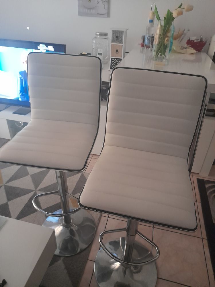 2 chaises de bar blanches et gris m�tal 0 Menton (06)