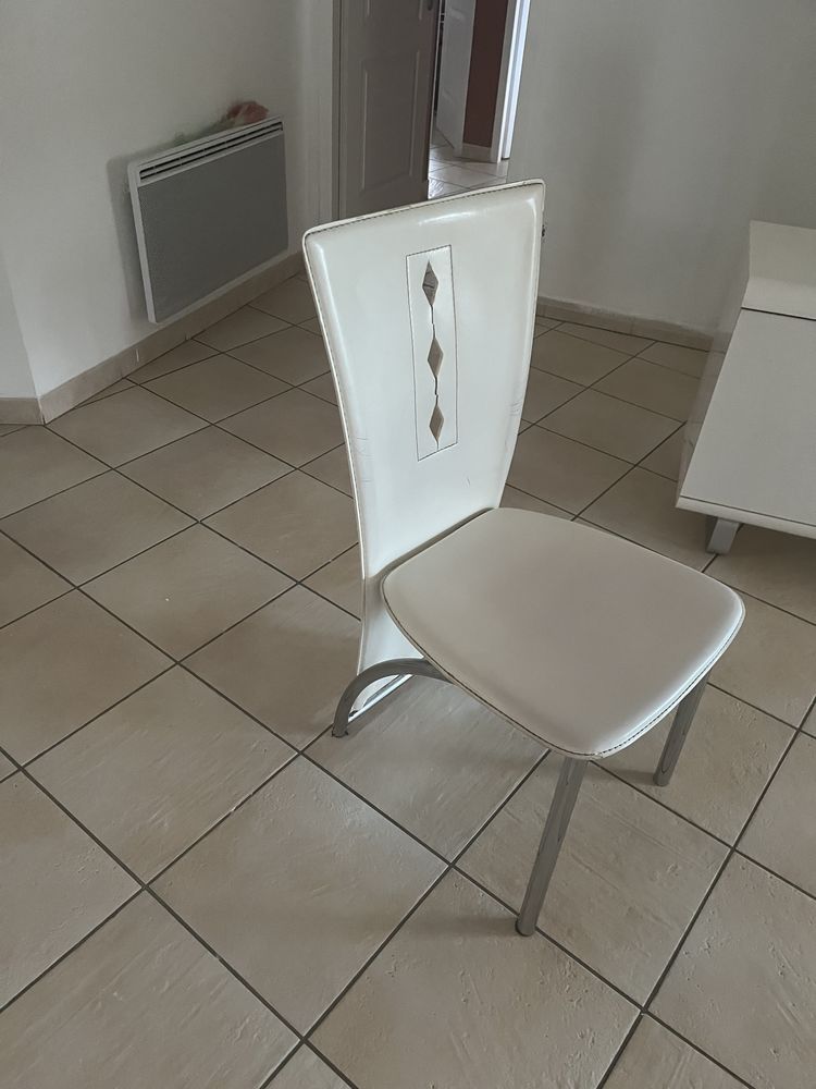 Chaises blanches lot de 4 10 Grospierres (07)