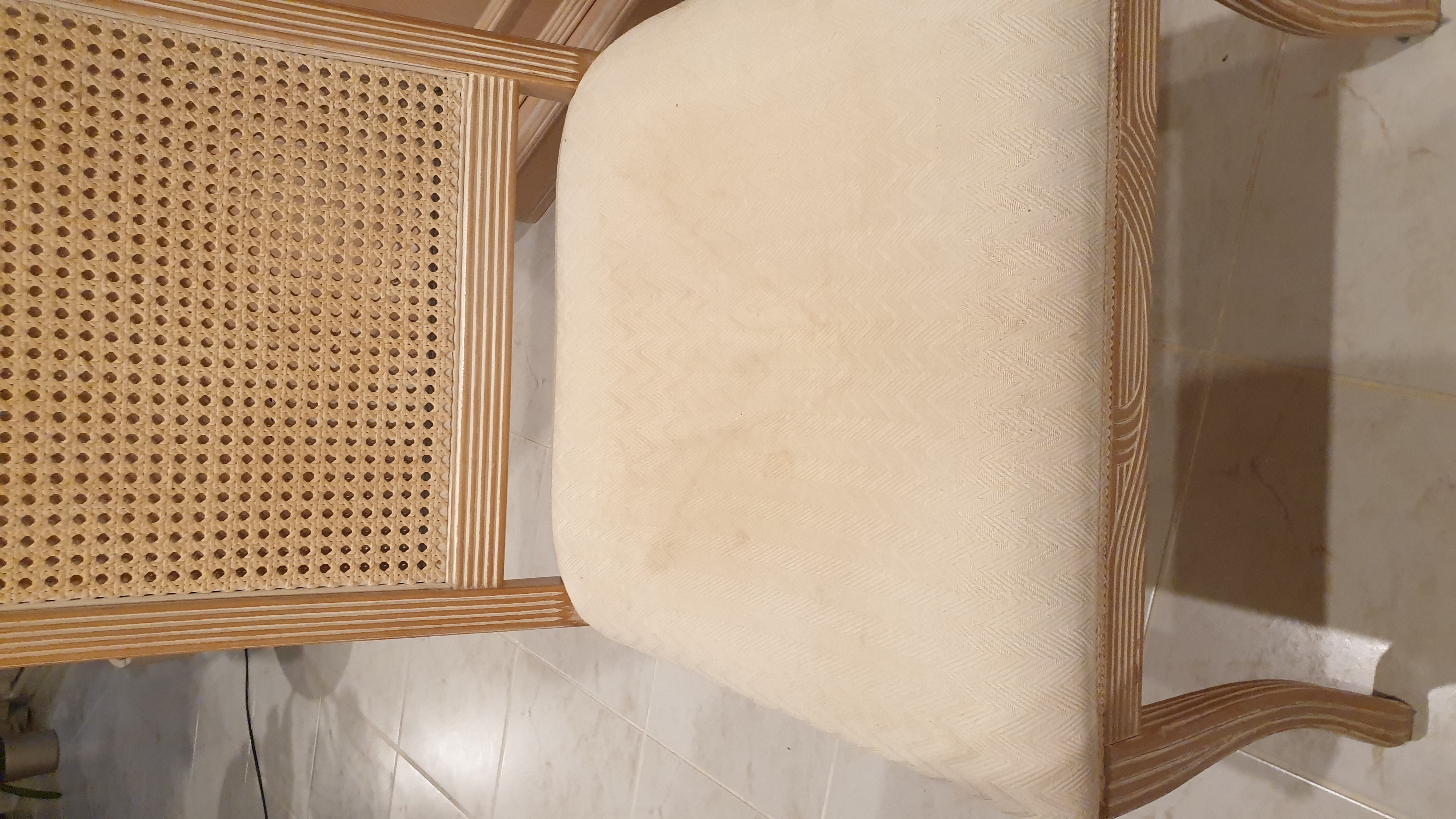 Chaises bois de cerus�s 240 M�ounes-l�s-Montrieux (83)