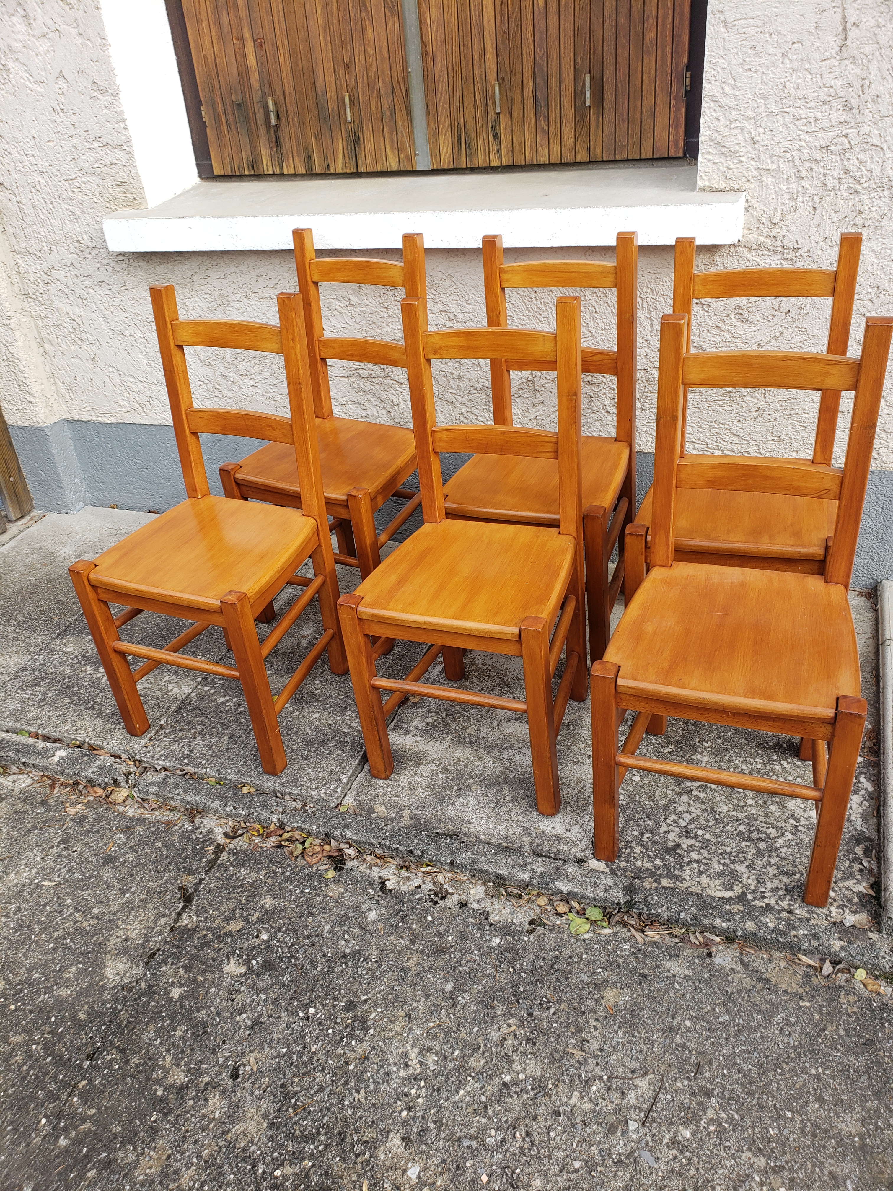 LOT DE 6 CHAISES EN BOIS MASSIF 60 Baratier (05)