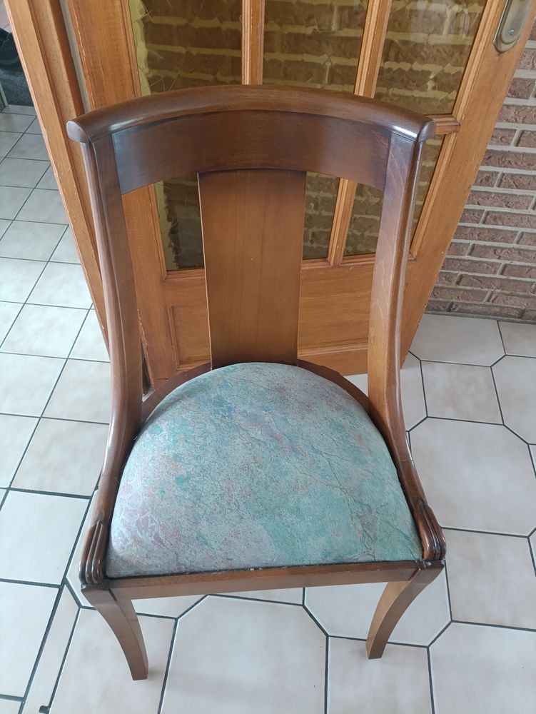 Lot de 4 chaises en bois massif ? solide et confortable
A 
100 Labuissiere (62)