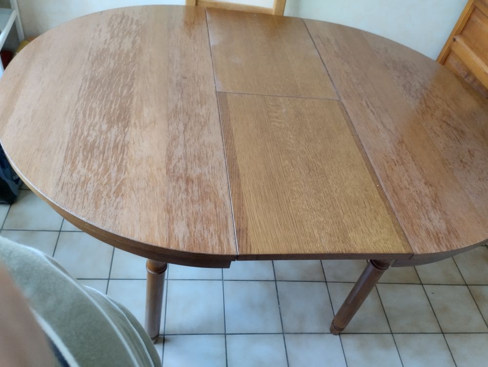 4 chaises en bois, table ronde avec rallonge et buffet 100 Talant (21)