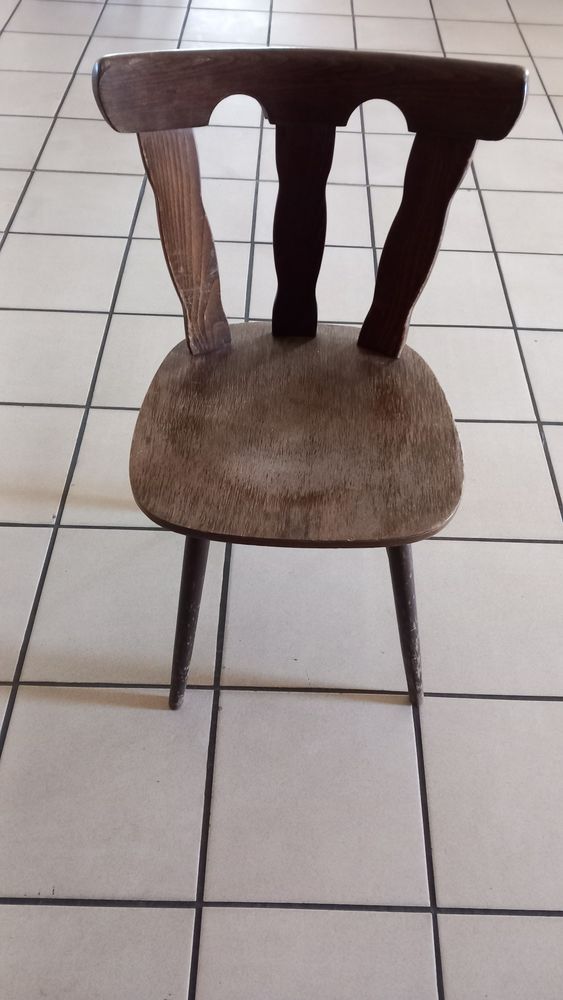 chaises en bois. 0 Friesenheim (67)