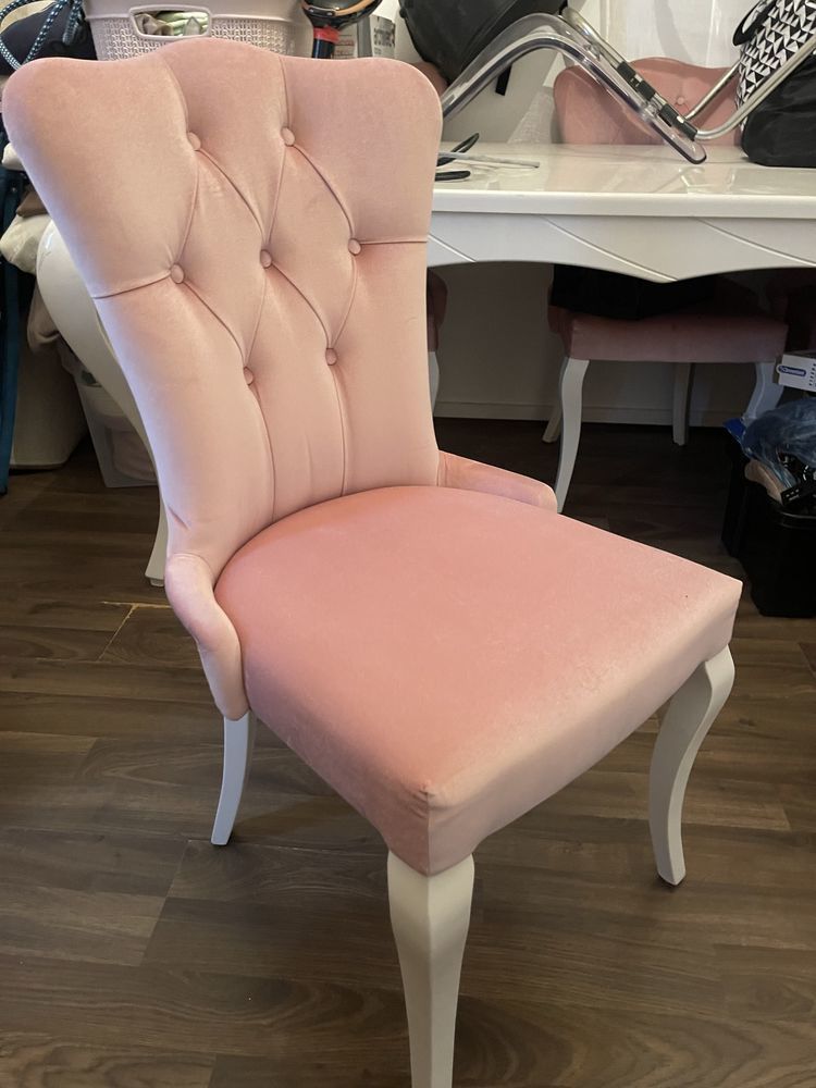 6 chaises capitonn�es avec table 500 Saint-Germain-l�s-Arpajon (91)