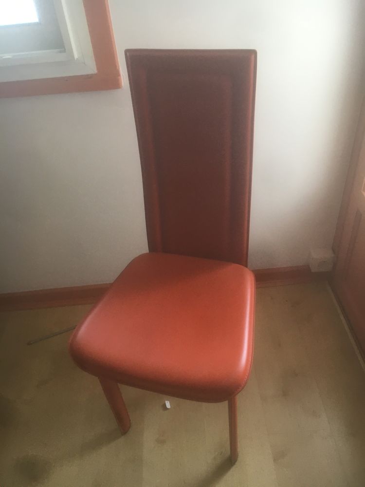 6 chaises en cuir orange 
50� pi�ce soit 300� 0 M�rignac (33)