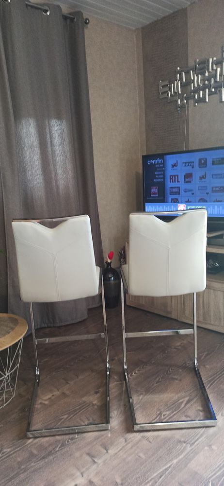 2 chaises de bar ou de cuisine �l�gantes couleur gris clair 120 Saint-Louis-de-Montferrand (33)