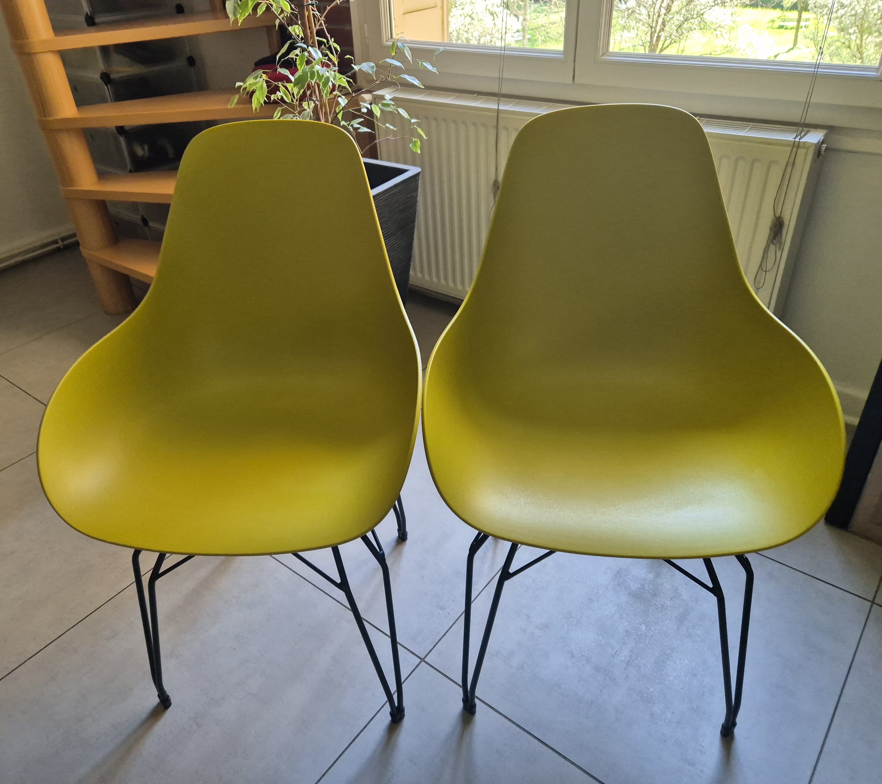 Chaises design coque jaune avec pieds eiffel en m�tal 190 Grenoble (38)