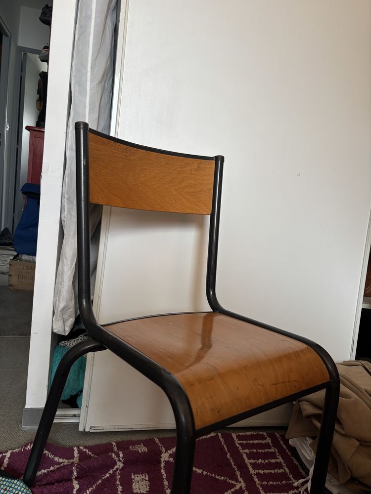 Chaises d'�cole anciennes en bois 75 Lunel (34)