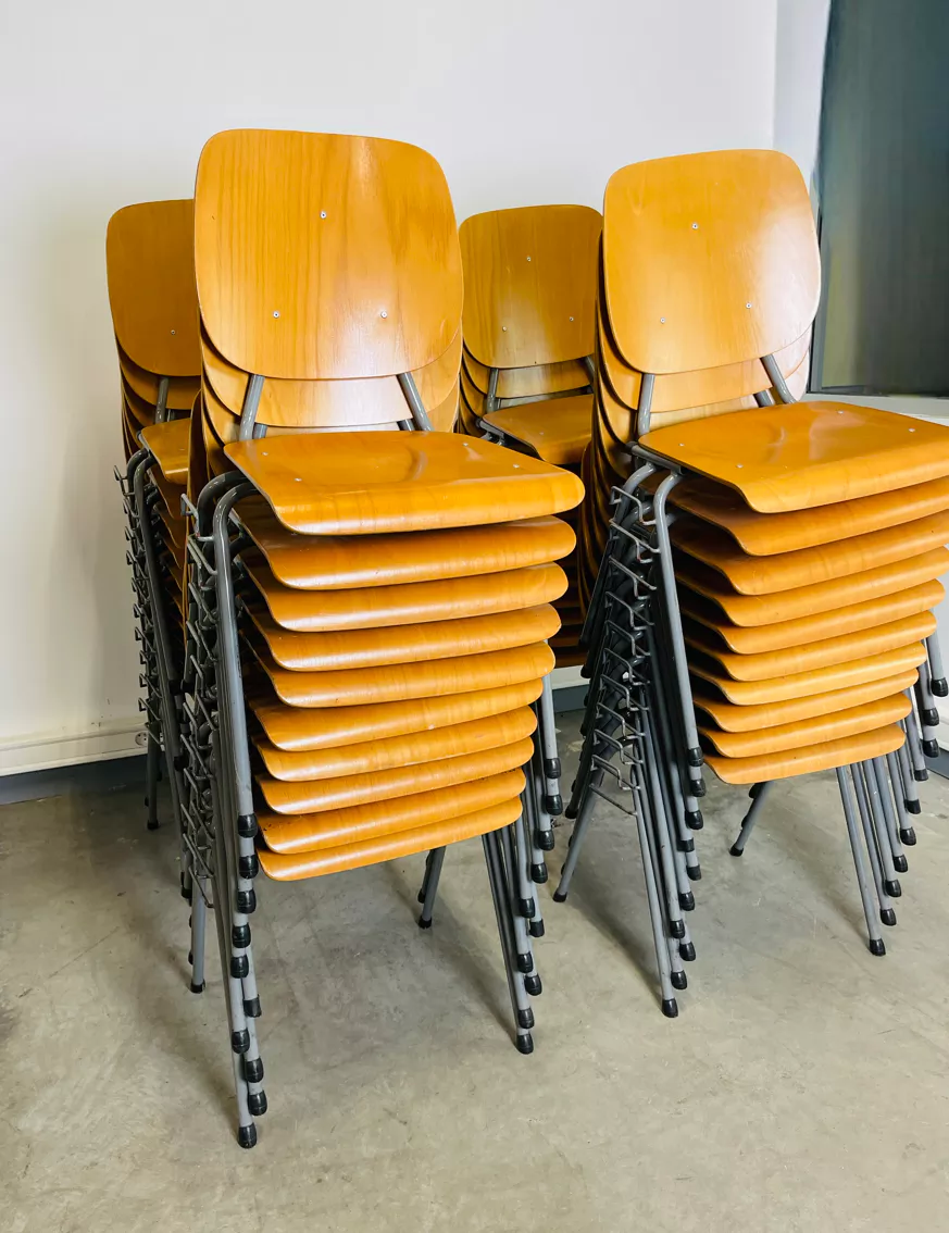 Lot de 40 chaises �cole bois clair acier gris Pays Bas Ann�e 3800 Lorient (56)