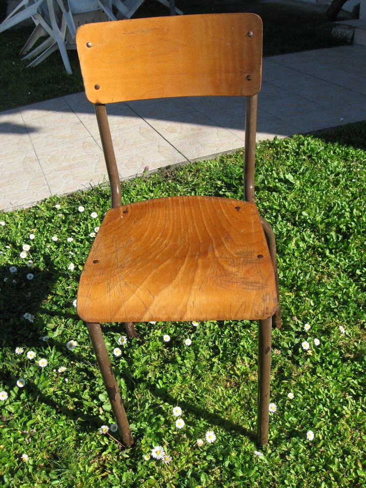25 chaises d'�cole 50 Saint-Andr�-de-la-Roche (06)