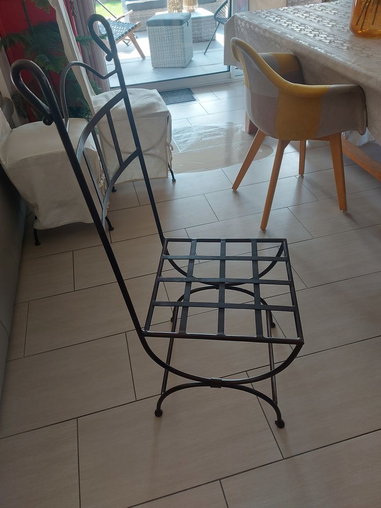 6 chaises en fer forg� 200 �vreux (27)
