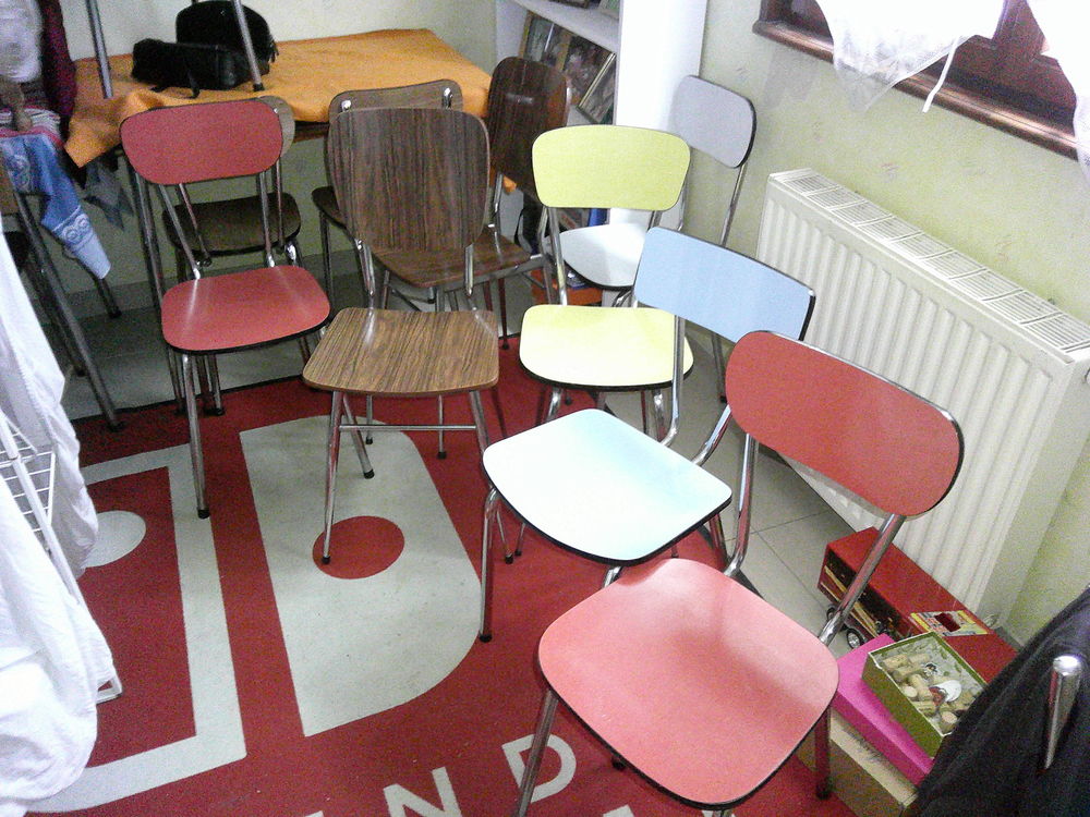 32 chaises en formica et tabourets 30 Lingolsheim (67)