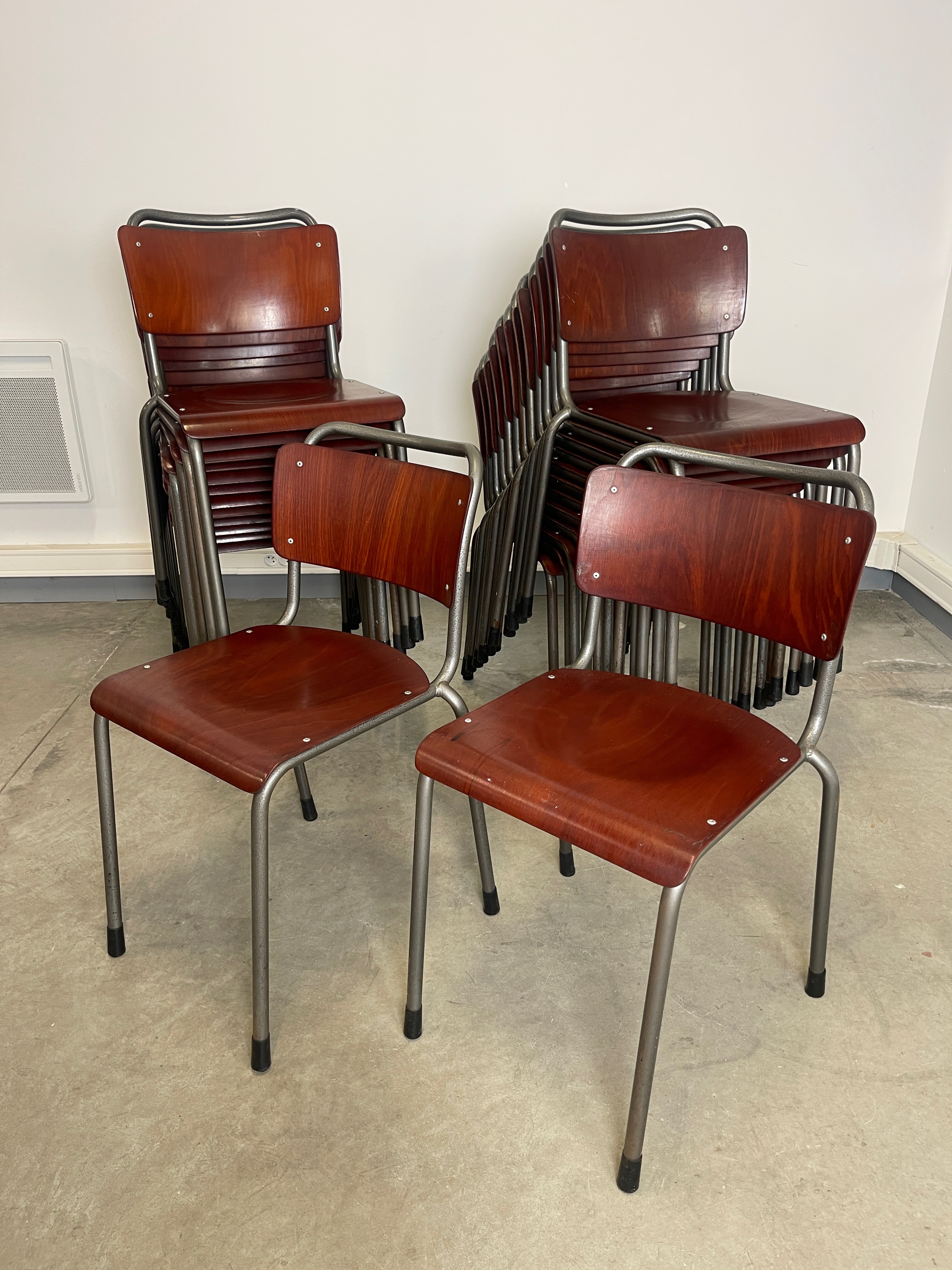 Lot de 26 chaises gispen acajou pays-bas ann�es 70 3120 Lorient (56)