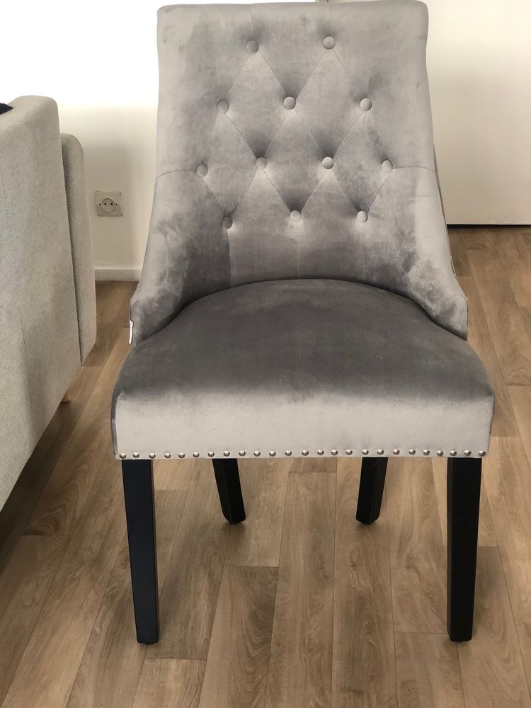 4 chaises grises de salon ou de salle � manger. 180 Paris 19 (75)