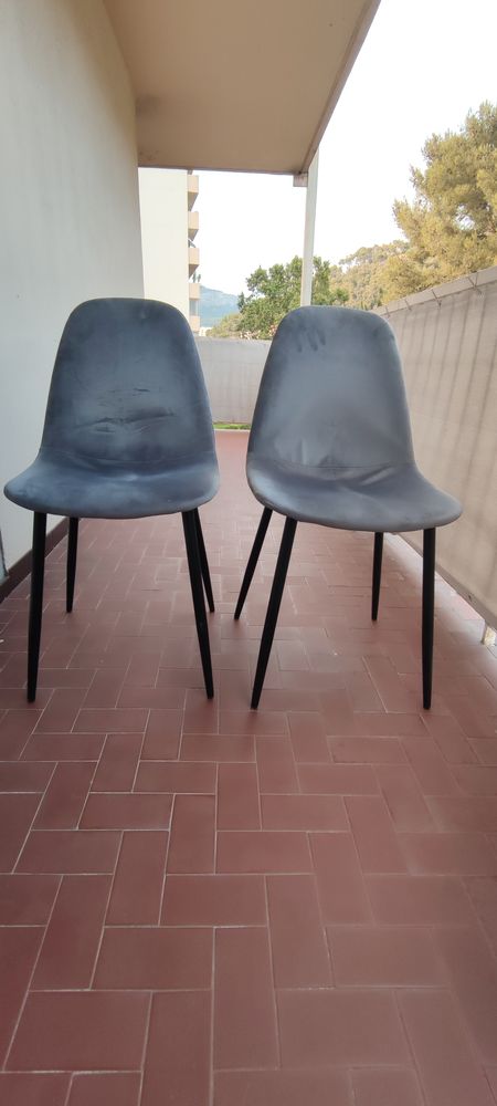 Chaises grises 100 Toulon (83)