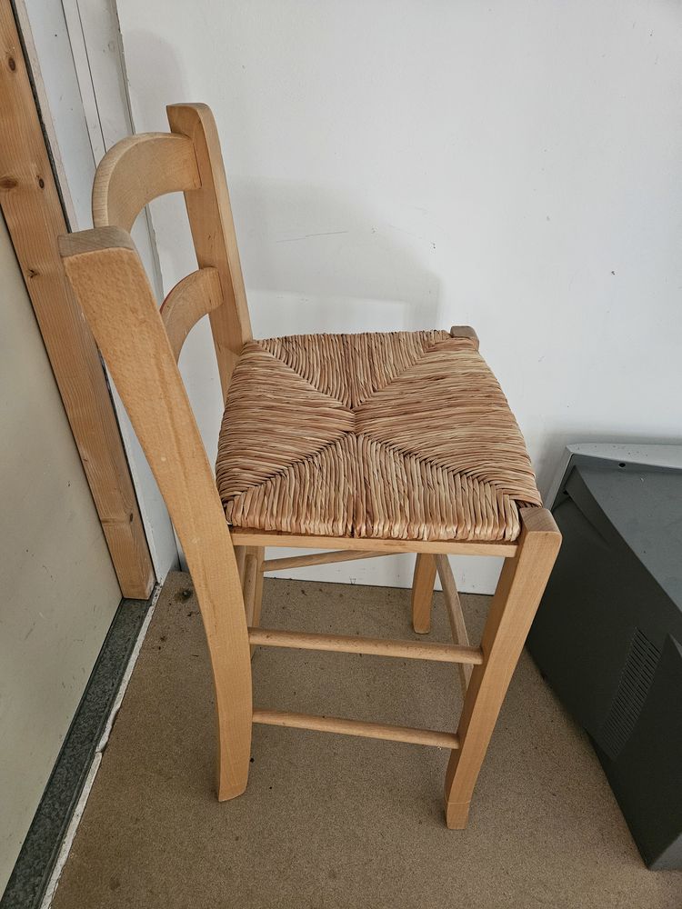 Chaises hautes en bois avec assise en osier
156 Fontenilles (31)