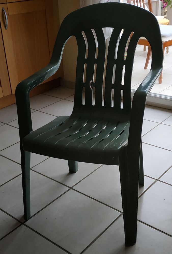 chaises de jardin 30 Saint-Vincent-de-Reins (69)