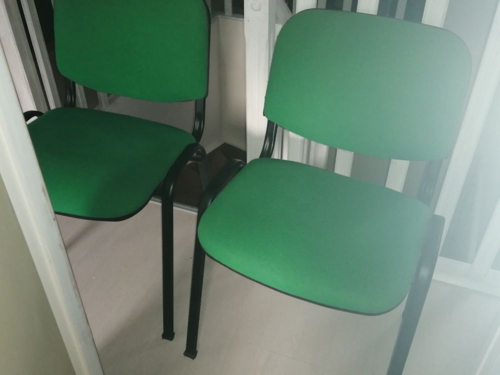 LOT DE 2 CHAISES en m�tal noir/tissu vert 41 Halluin (59)