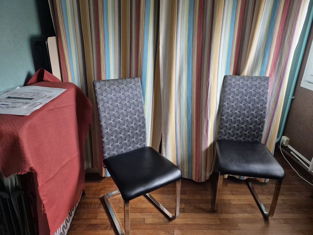 4 chaises  moderne 130 Laval (53)