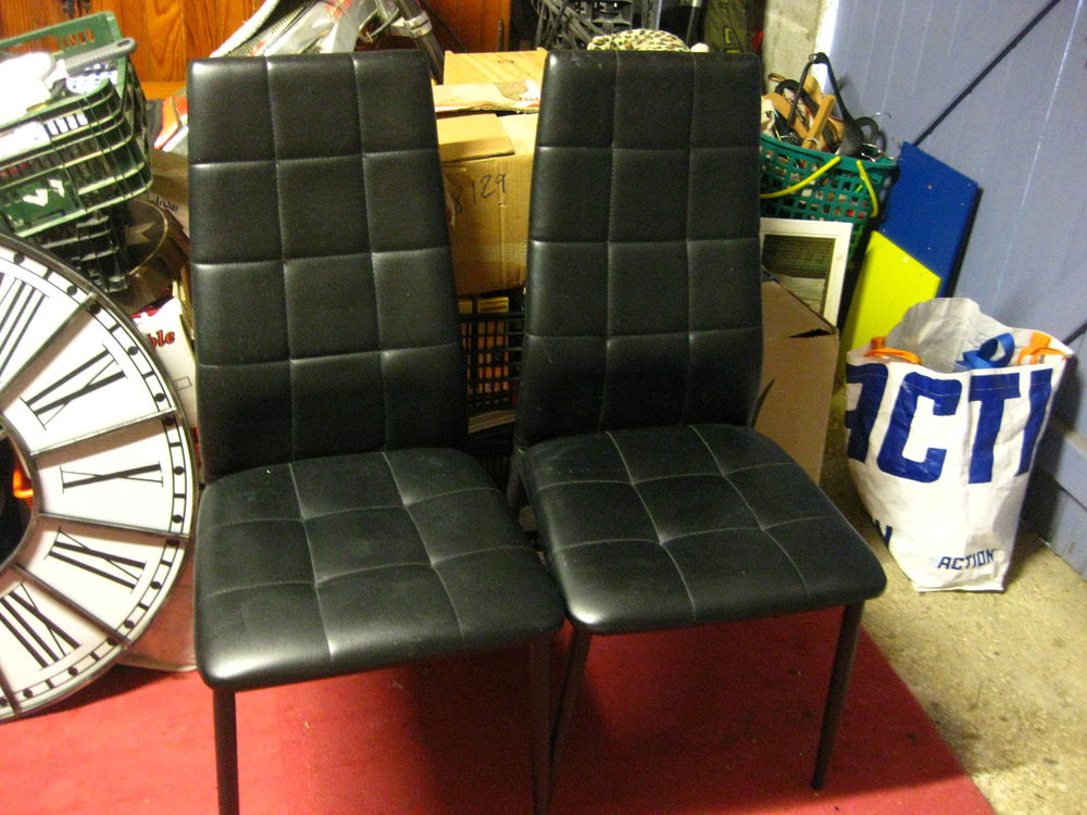 2 chaises noires  simili cuir 
dossier haut 
emploi divers 20 La Farl�de (83)