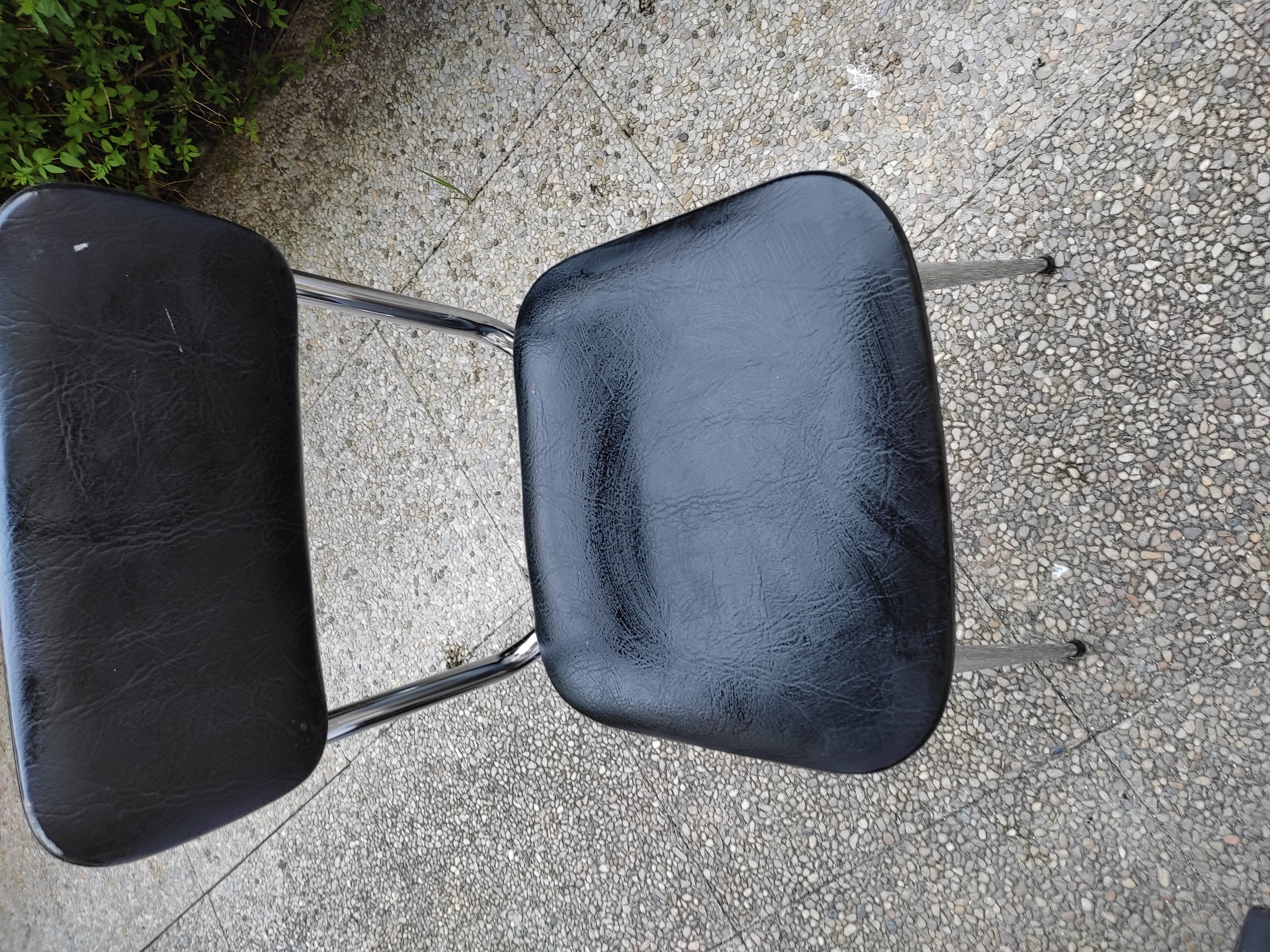 4 chaises noires 20 Valserh�ne (01)